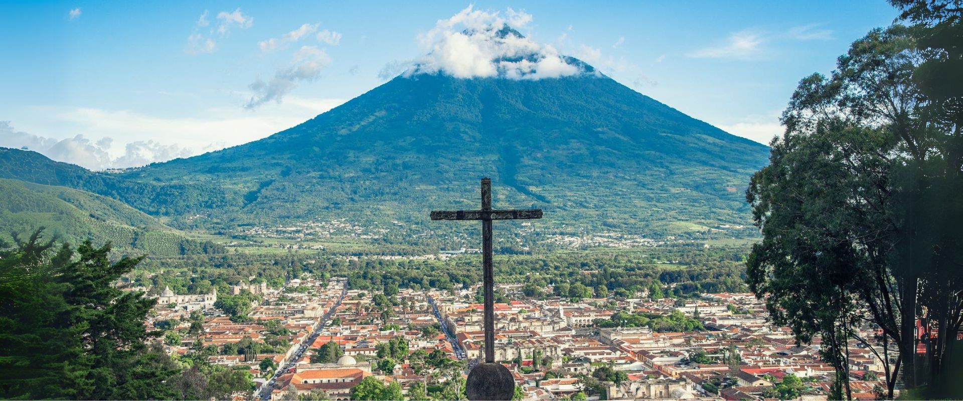 Semana Santa en Antigua Guatemala: explora su historia y cultura con la flexibilidad de un vehículo rentado con Avis.