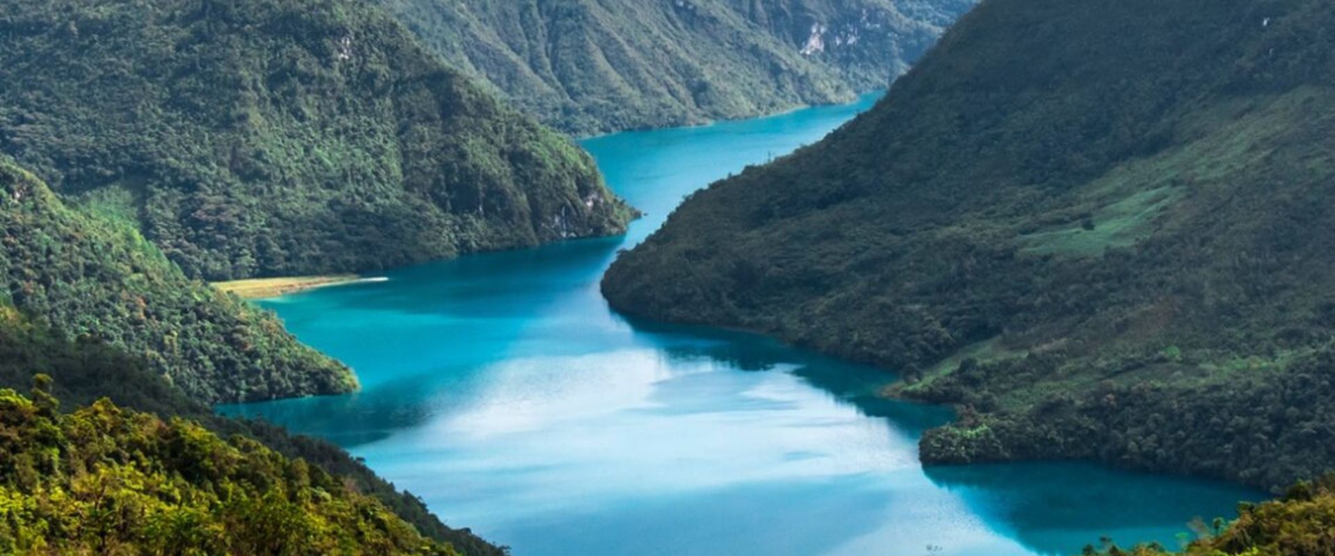 La Laguna Maxbal en Huehuetenango, un destino perfecto para Semana Santa. Llega con comodidad rentando un auto con Avis.