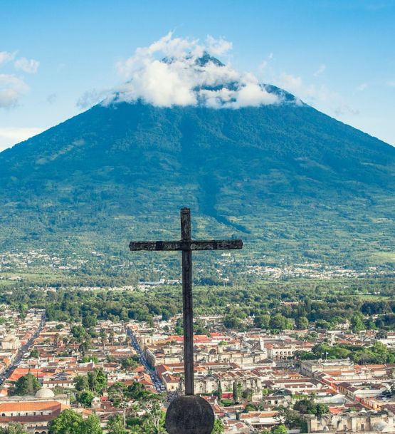Semana Santa en Antigua Guatemala: explora su historia y cultura con la flexibilidad de un vehículo rentado con Avis.