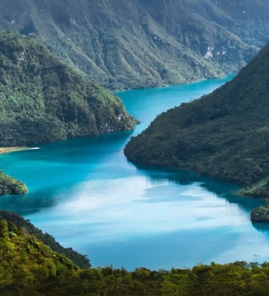 La Laguna Maxbal en Huehuetenango, un destino perfecto para Semana Santa. Llega con comodidad rentando un auto con Avis.