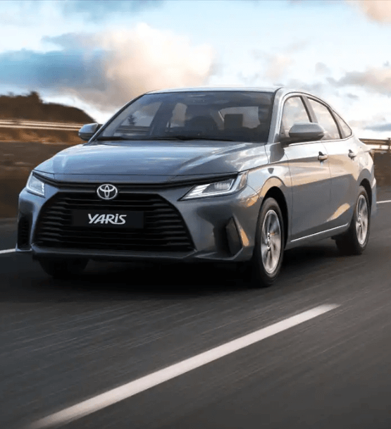 Toyota Yaris: confort para 5, transmisión de 6 velocidades y aire acondicionado, para viajes inolvidables.